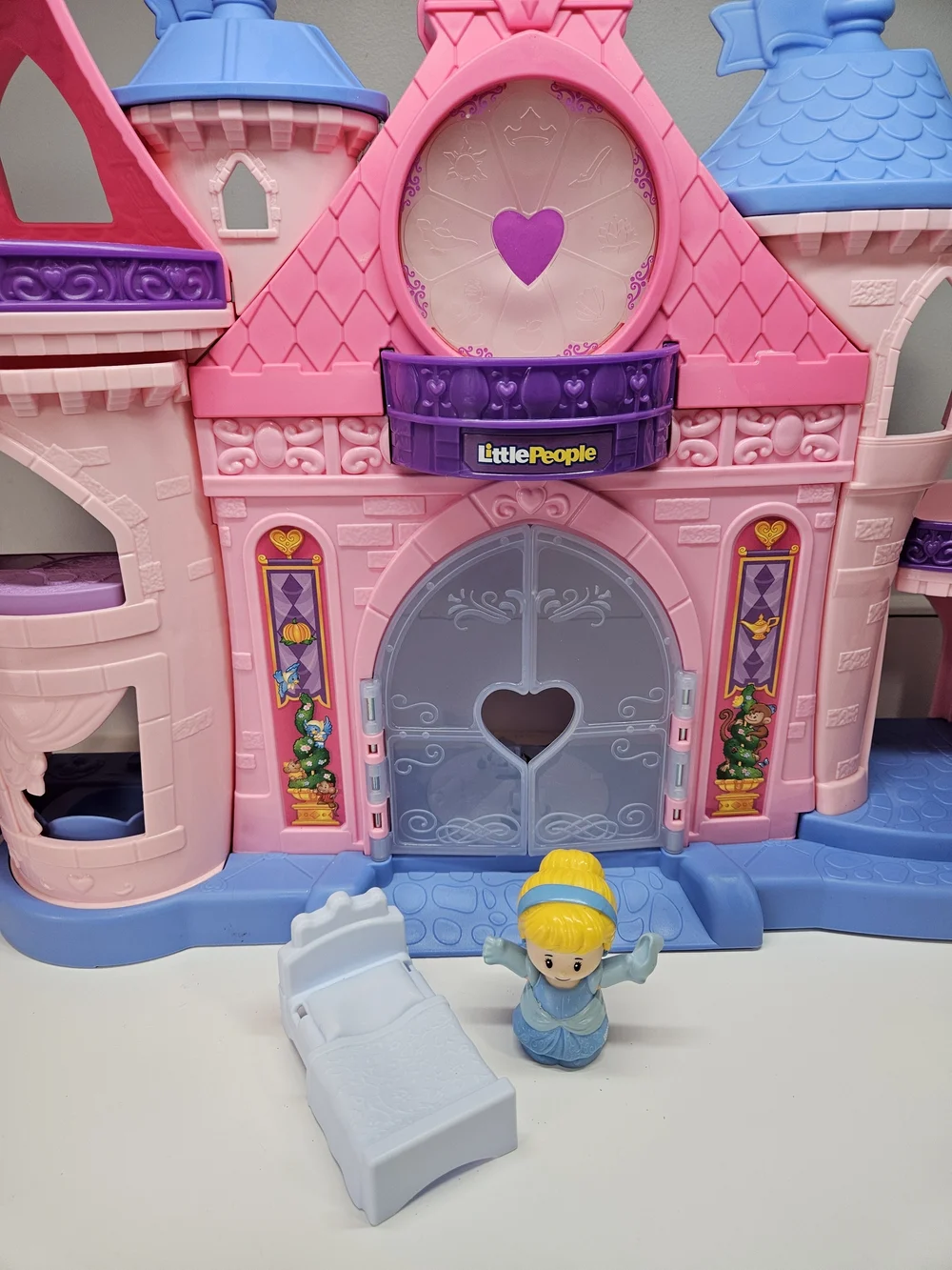 Little People Disney Princess Magical Lights & Dancing Castle Fisher-Price